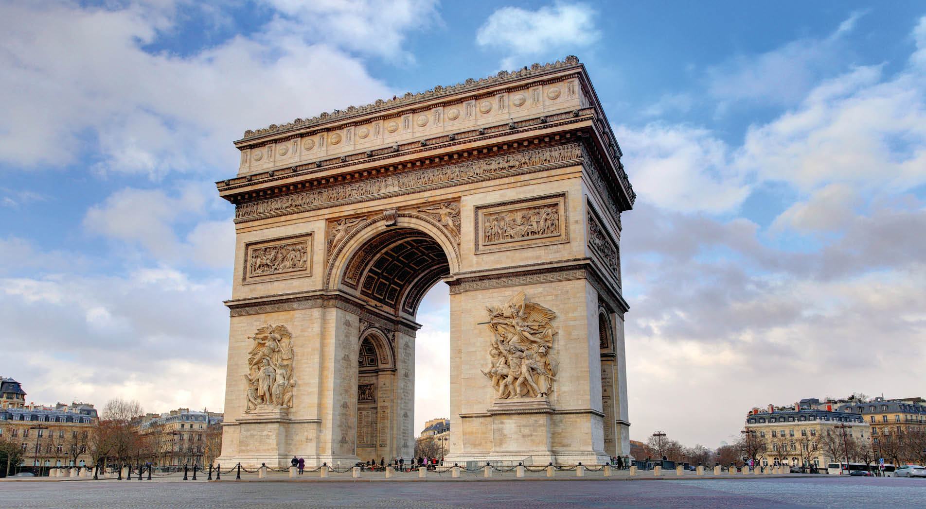 Arc de triomphe Paris city at day