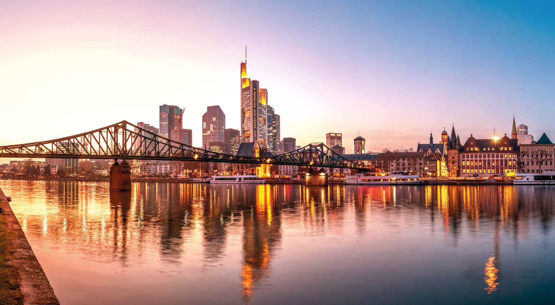 Frankfurt am Main, Skyline zur blauen Stunde